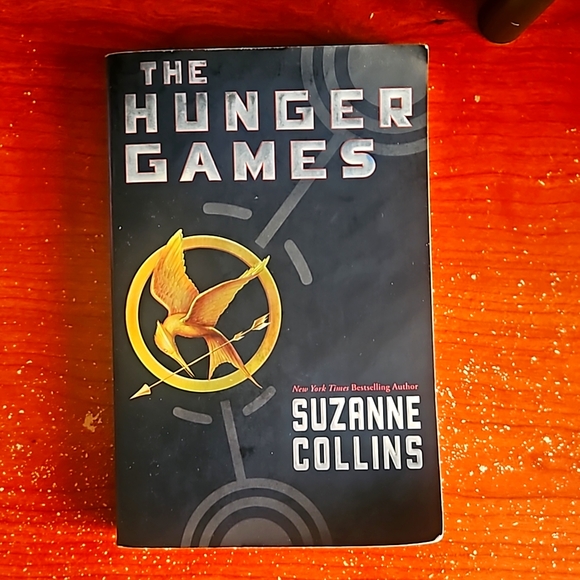 Hunger Games Book 1 - Picture 1 of 2